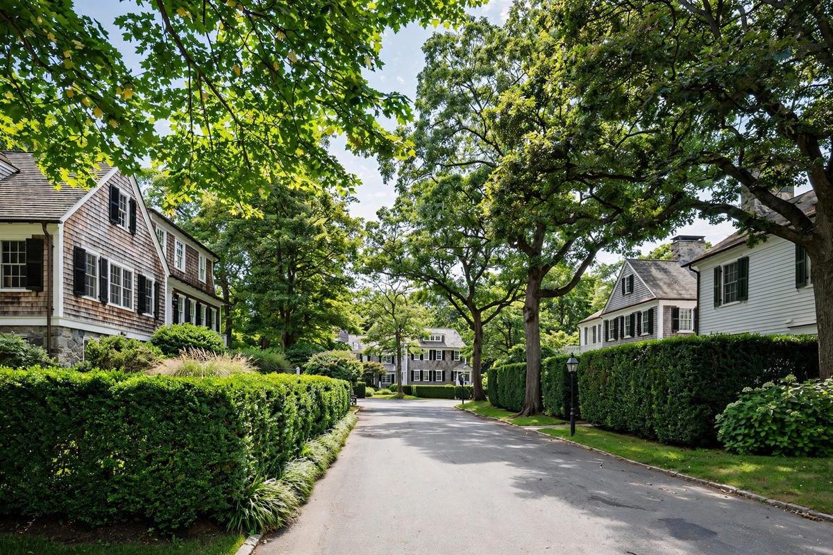 Does Selling Your Southampton Home Off-Market Cost You? Reading the Hamptons Land Market, the Seasonal Listing Trap and the Commission Bill