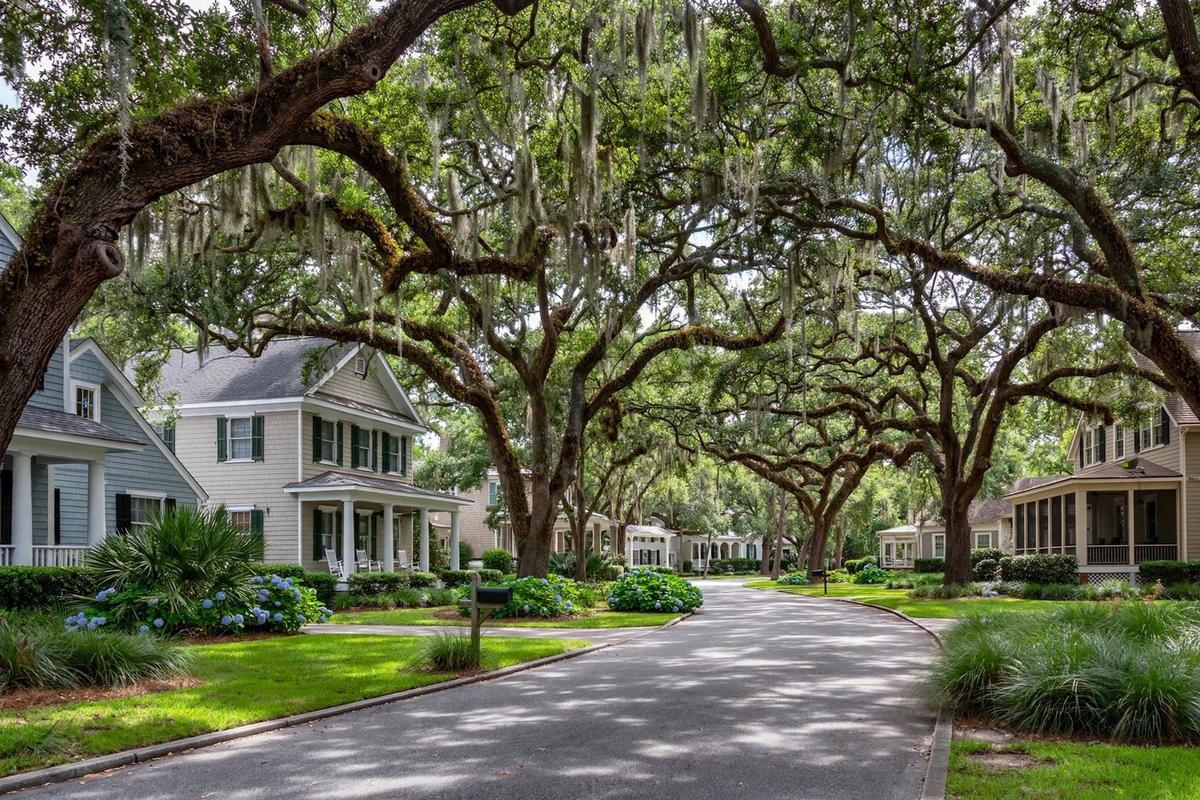 Does Selling Off-Market Beat Listing on Hilton Head Island? Reading the Island Builder-Acquisition Share, the Insurance Arithmetic and the Net-Proceeds Gap