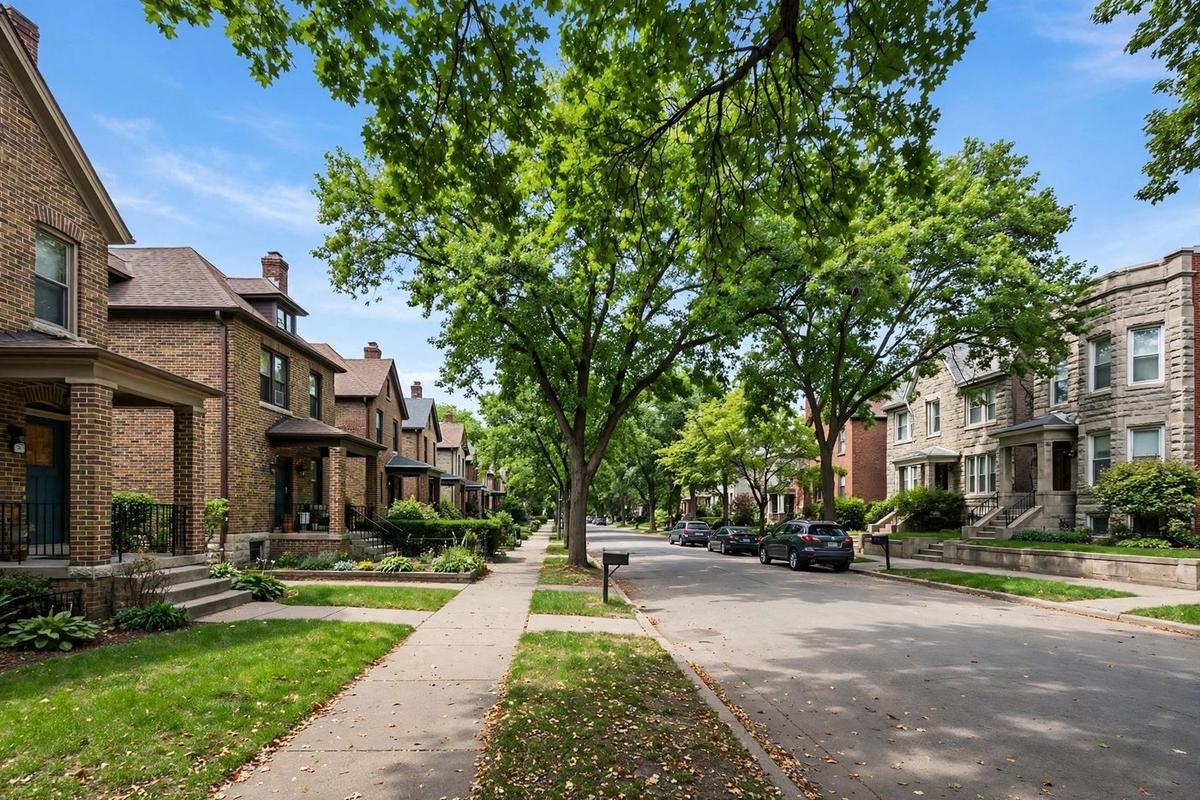 Who Is Buying Older Homes in Roscoe Village, Families or Builders? Reading the Two-Buyer Market, the 28.5% Price Ratio and the Narrow-Lot Arithmetic