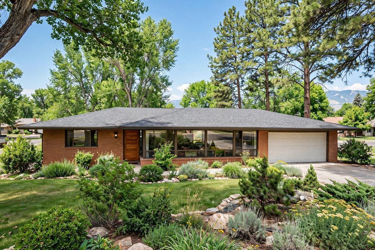 Ranch home in University Hills, Denver with stone accents and a xeriscaped yard.