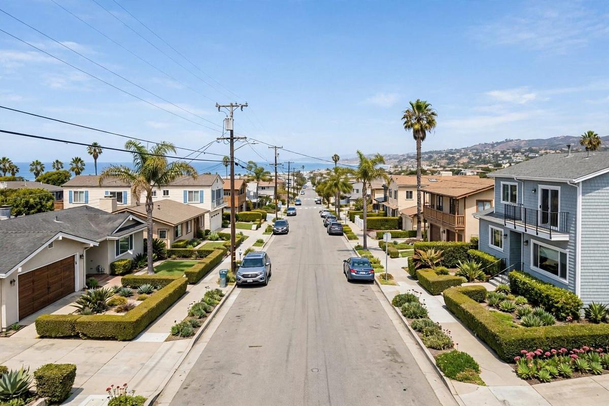 Should Redondo Beach Sellers Price the Lot Instead of the Bungalow? Reading the Beach-City Acquisition Count, the 32.9% Price Ratio and the Small-Lot Premium