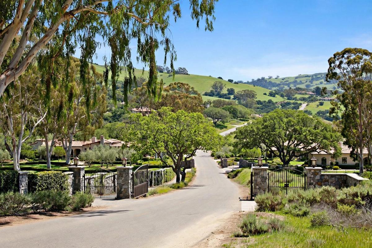 Is Your Rancho Santa Fe Home an Estate or a Homesite? Reading the Acreage Premium, the 18.1% Price Ratio and the Replacement Pipeline